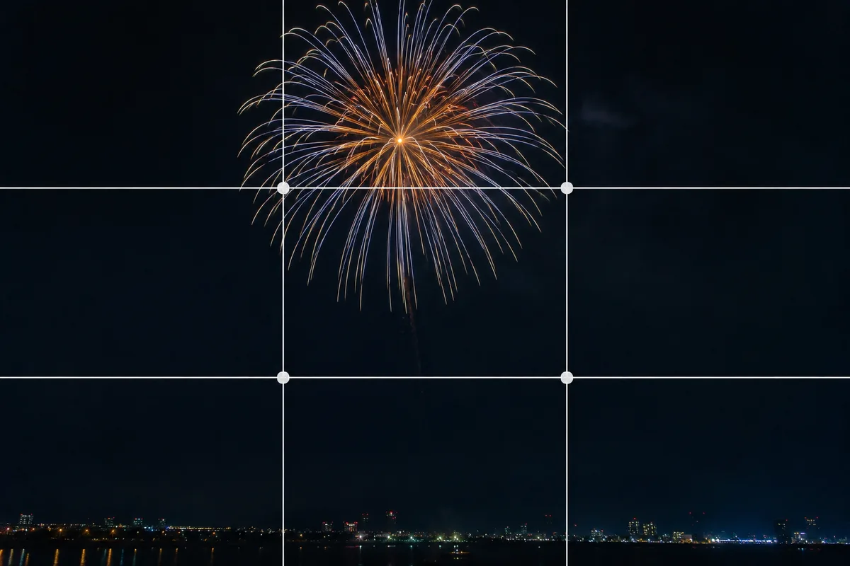夜空に開いた花火を上に置き、下に夜景の余白をとった余白構図の作例