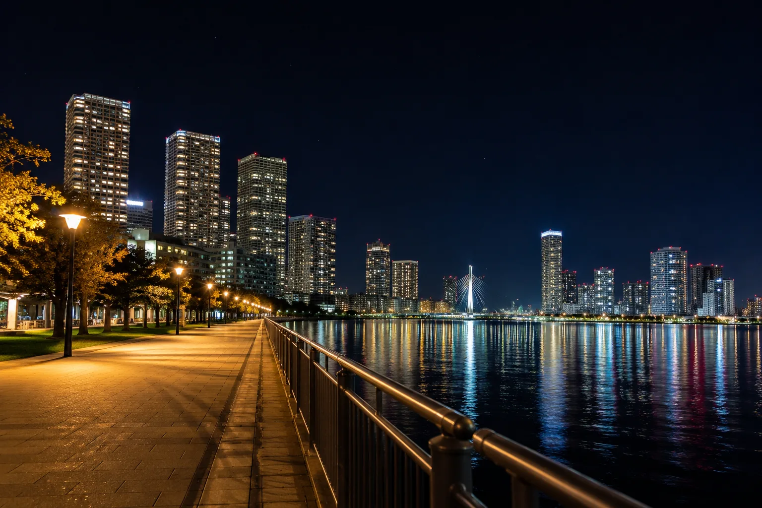 夜景・イルミ写真の作例。固定して撮ったくっきりした光と、奥へ伸びる道で奥行きを出した構図イメージ。