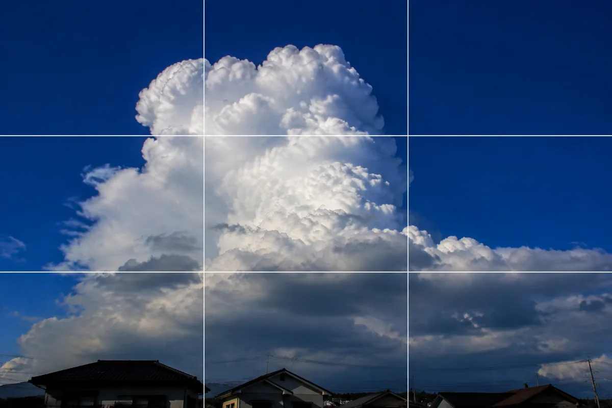 夏空の作例。画面の三分の二を入道雲にし、下辺に建物の影を少し入れて大きさを伝えた構図イメージ。