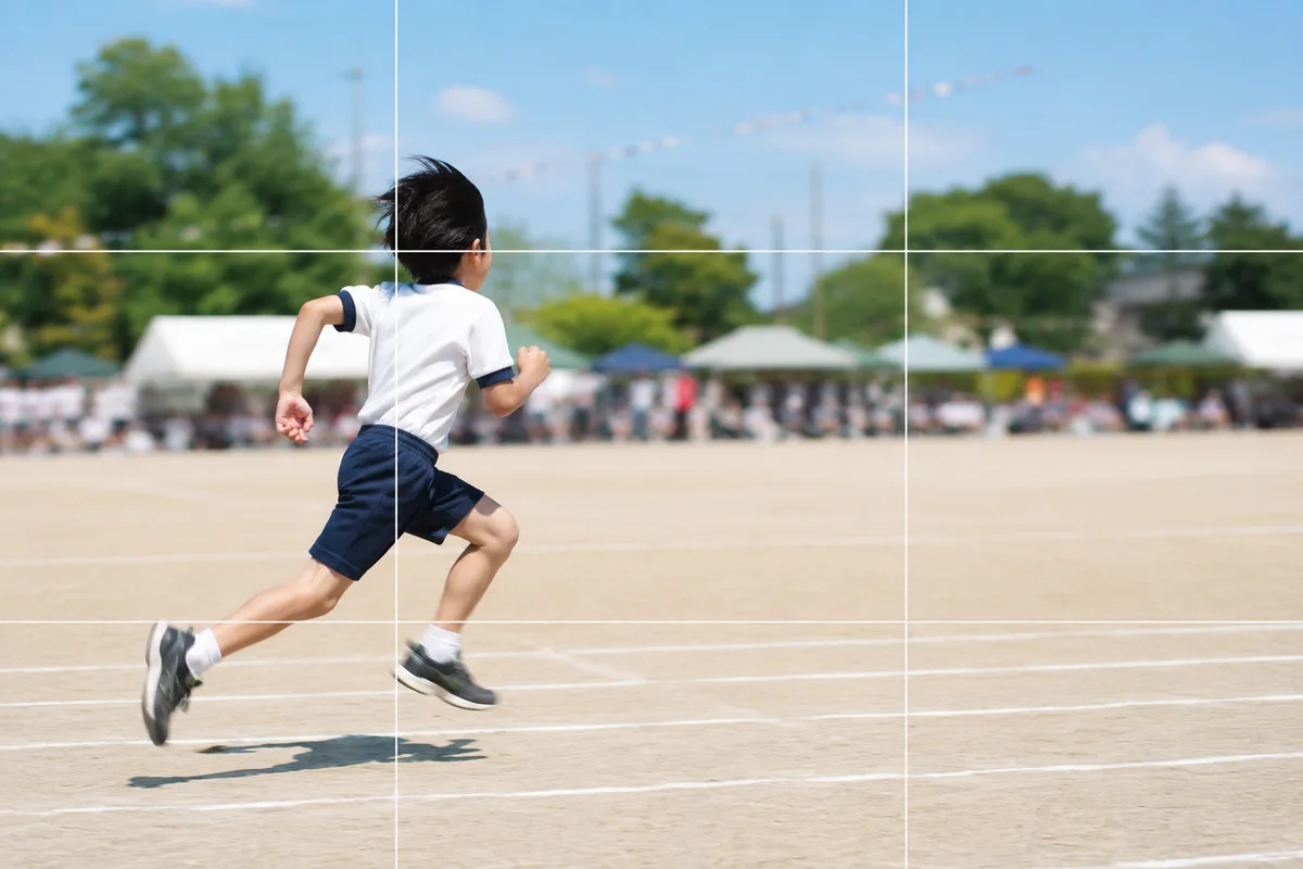 三分割法の作例。走る子どもを交点に置き、進行方向に余白を残した運動会の構図イメージ。